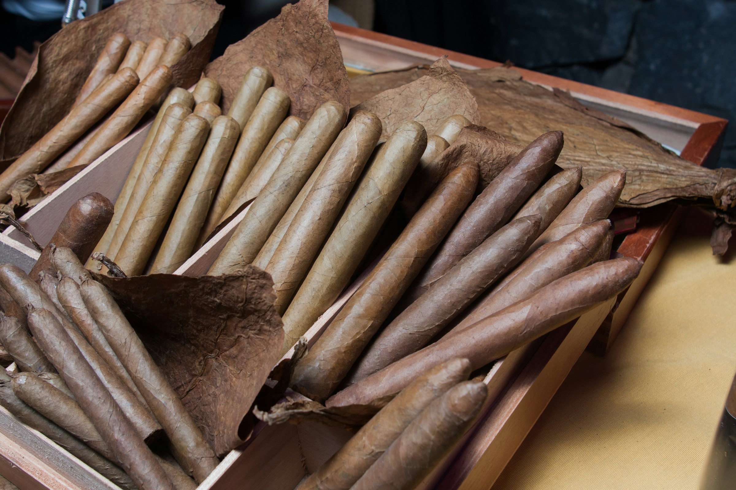 Cigars on a scale—construction is addresses plus a roll, not a color word.